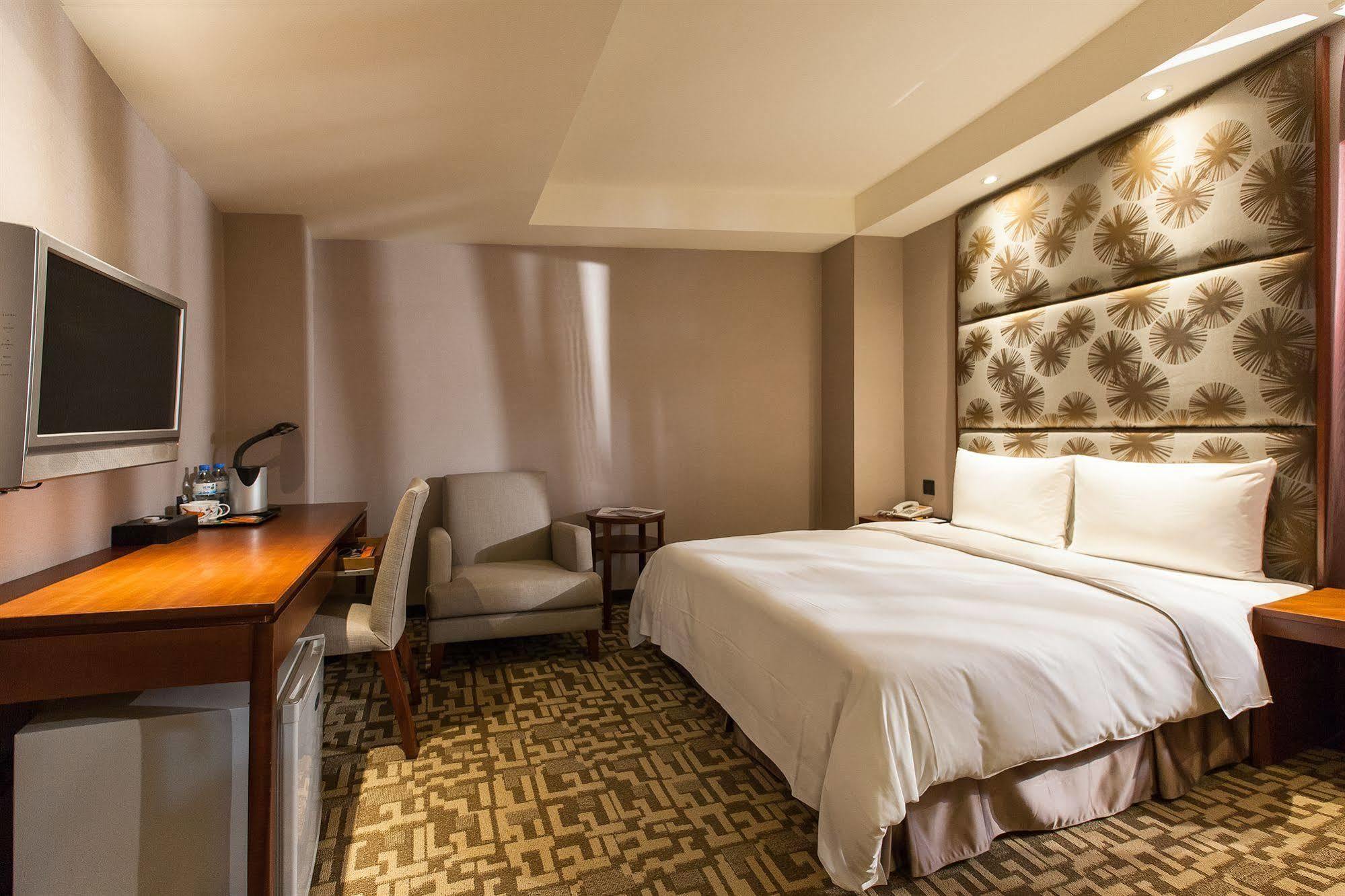 Rich & Free Hotel - Kaifeng 富逸旅趣-北車開封館 Taipei Dış mekan fotoğraf